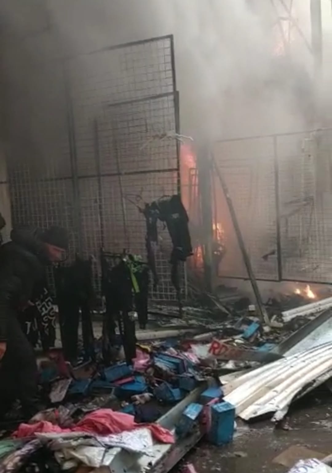 Почти уничтоженный обстрелами и пожарами рынок в Харькове восстанавливает работу