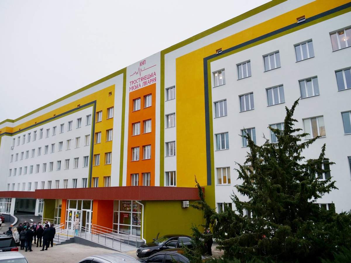В Тростянце на Сумщине оккупанты обстреляли хирургическое и родильное отделение больницы (видео)