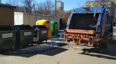 В Харькове под обстрелами продолжают систематично вывозить мусор