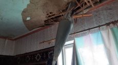 В Харькове вражеский снаряд застрял в крыше частного дома (фото)