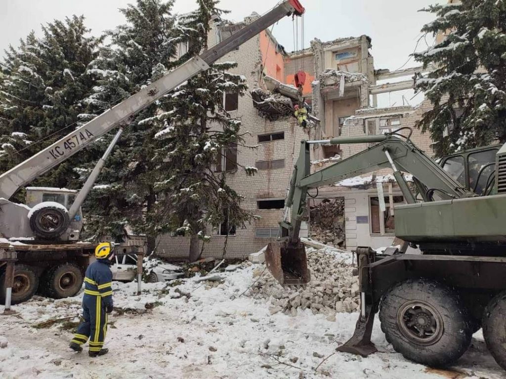 Пиротехники разбирают в Харькове завалы разрушенных домов: на город скинули 500-килограммовые бомбы (фоторепортаж)
