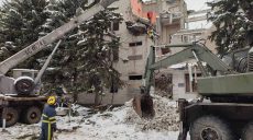 Пиротехники разбирают в Харькове завалы разрушенных домов: на город скинули 500-килограммовые бомбы (фоторепортаж)