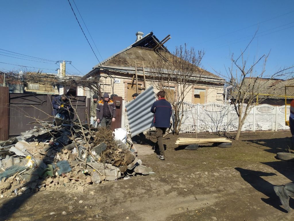 В Лозовой начали чинить частные дома, получившие повреждения из-за российских обстрелов (фото)