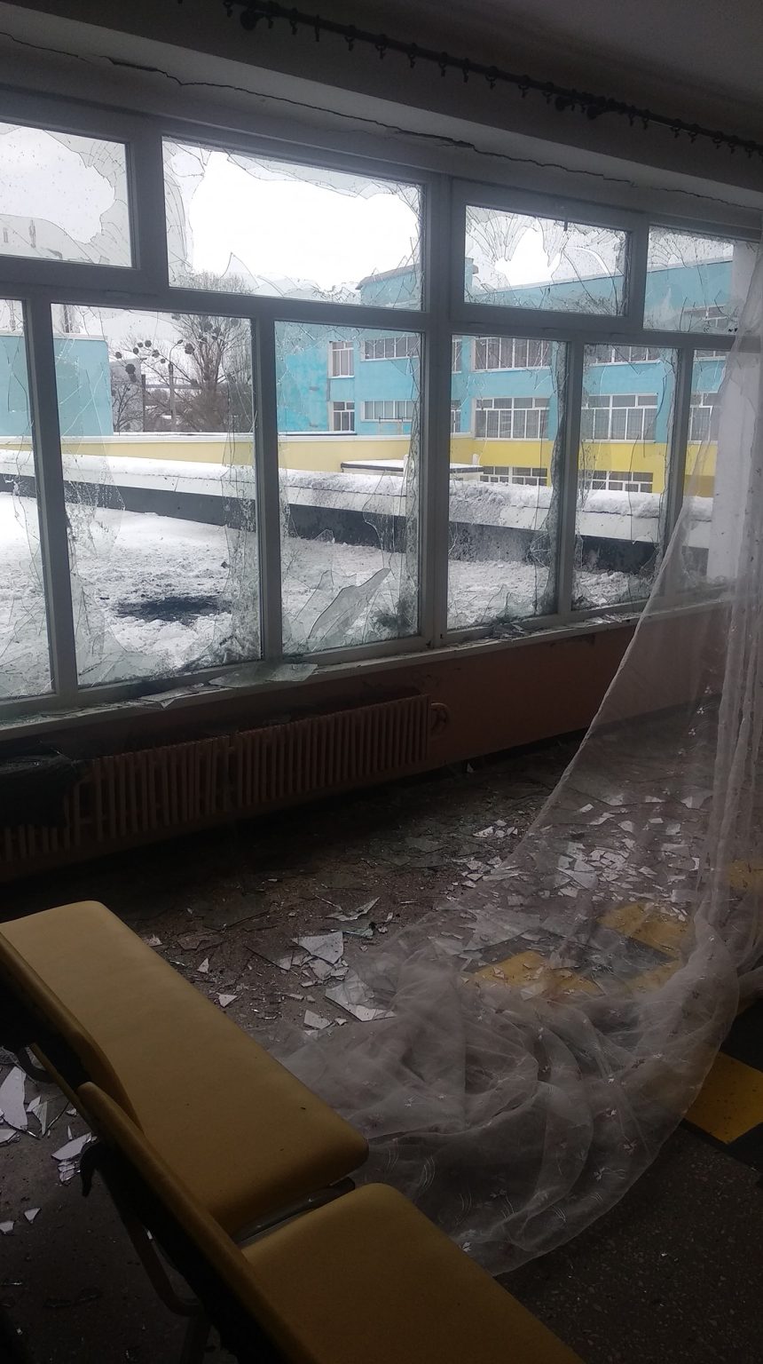 На Харьковщине в Дергачах оккупанты обстреляли лицей (фото)