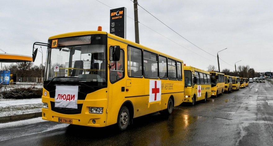 Колонну автобусов с детьми из Мариуполя обстреляли оккупанты — есть тяжелораненые (скриншот, видео)