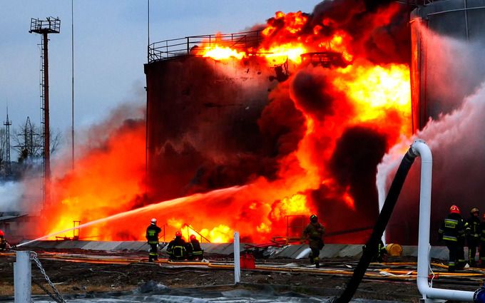 В Луцке оккупанты взорвали нефтебазу (фото)