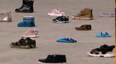 В Тбилиси провели акцию перед зданием парламента — выставили 145 пар детской обуви (видео)