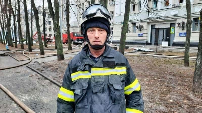 Водитель ГСЧС помог вытащить двух человек из-под завалов в Харькове (фото)