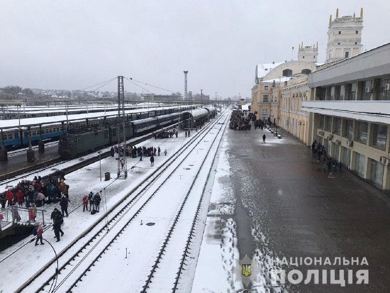 Харьковские полицейские показали обстановку на Южном вокзале (фото, видео)
