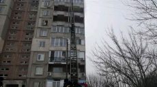 Российские оккупанты обстреляли Балаклею: в 9-этажке начался пожар (фото)