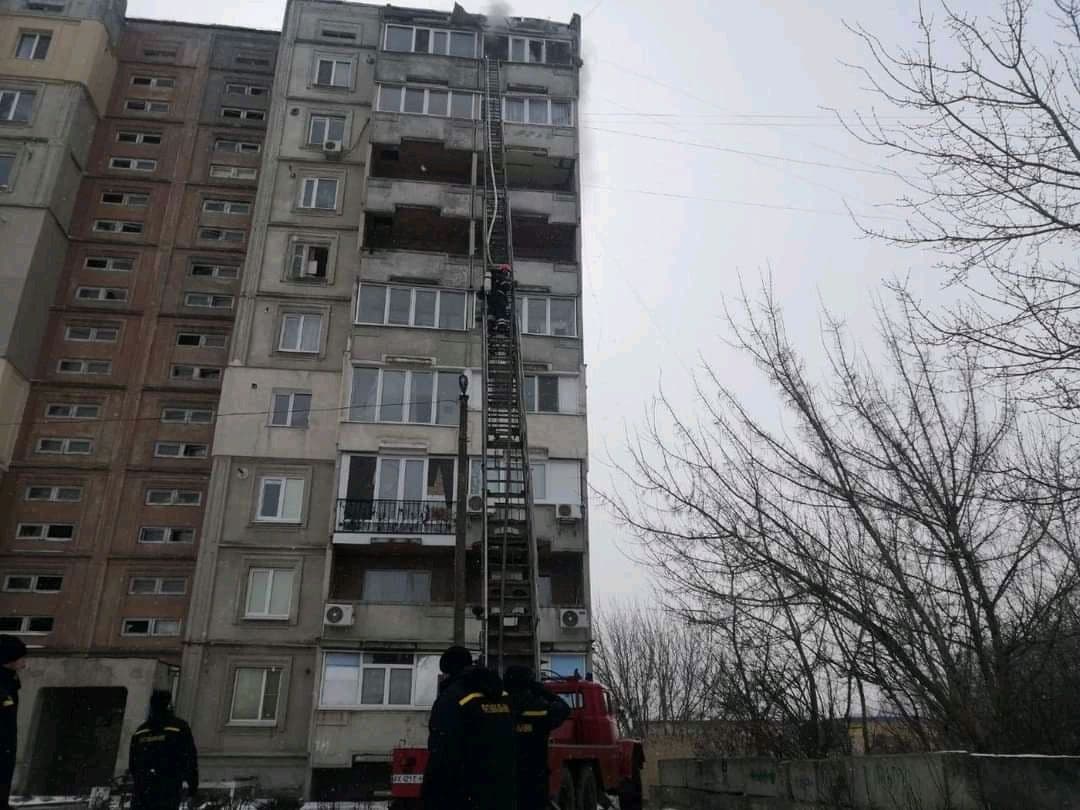 Российские оккупанты обстреляли Балаклею: в 9-этажке начался пожар (фото)