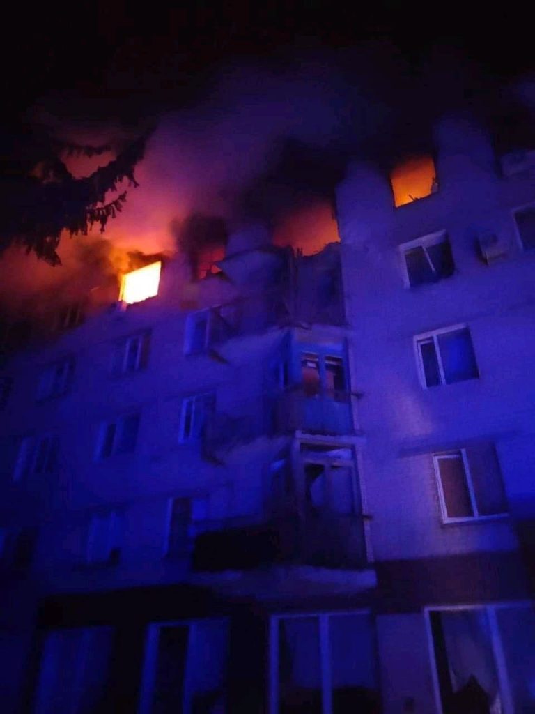 После авиаудара по Пятихаткам загорелось общежитие (фото)