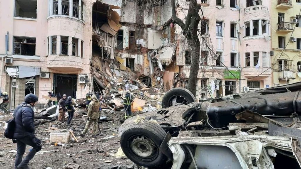 Спасатели ГСЧС разбирают завалы обрушившихся зданий в Харькове (фото)