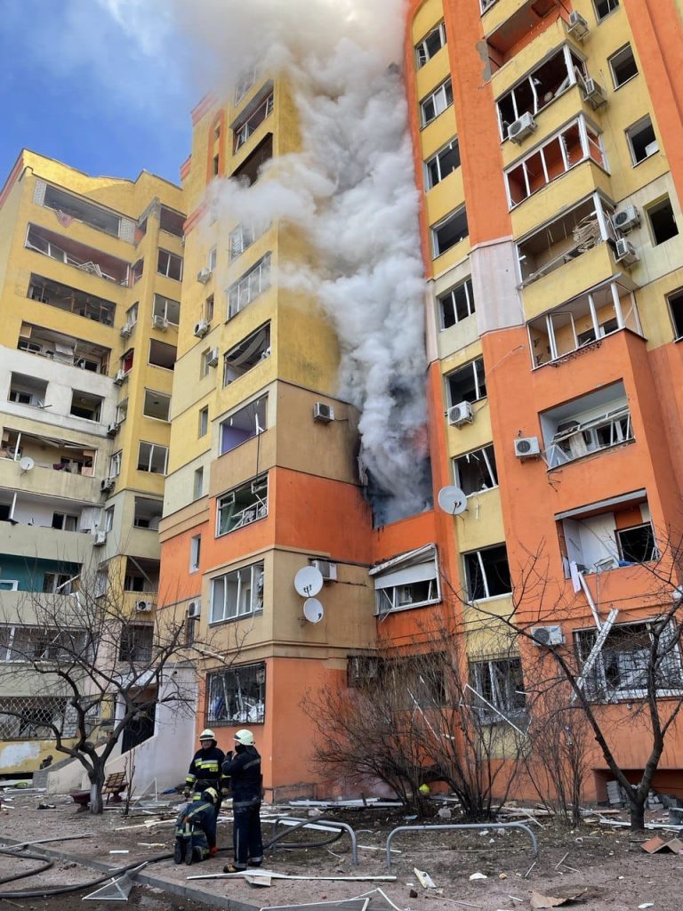 Обстрел вуза и жилых домов в Харькове: 1 погибший, 11 пострадавших (фото, видео)