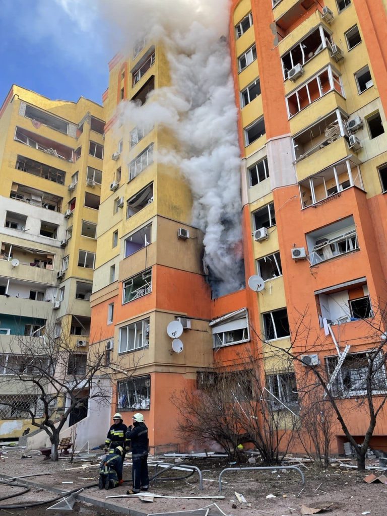 Обстрел вуза и жилых домов в Харькове: 1 погибший, 11 пострадавших (фото, видео)