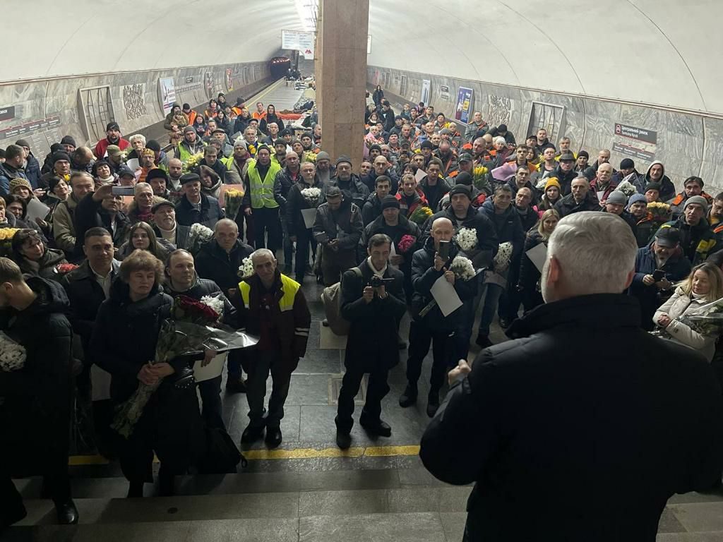Для харьковских коммунальщиков устроили праздник в метро (фото)