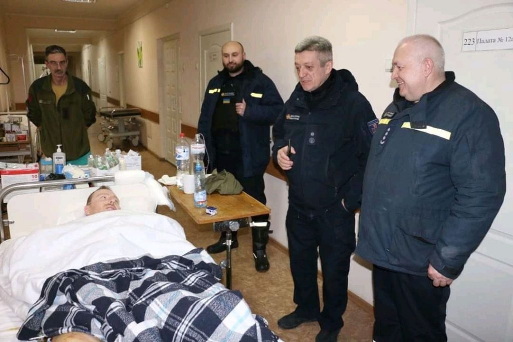 Руководство ГСЧС Харьковщины проведало пострадавших спасателей в больнице (фото)
