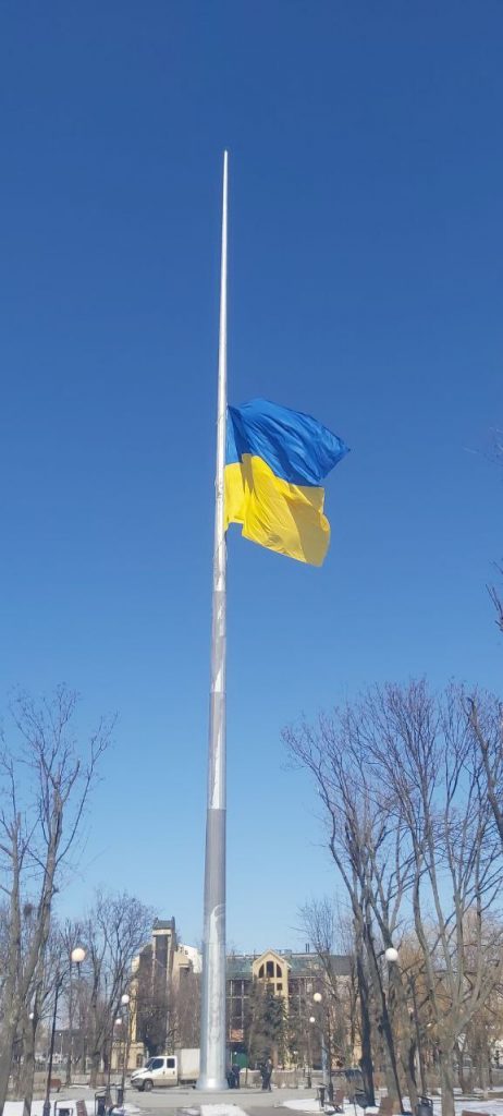 Флаг Украины на главном флагштоке Харькова «в сохранности и безопасности» (фото, видео)
