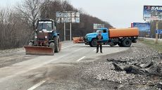 Харьковские коммунальщики расчищают дорогу на Чугуев (фото, видео)