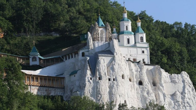 Оккупанты атаковали Святогорскую Лавру — одну из православных святынь Украины