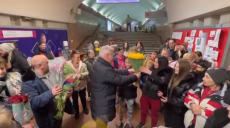 В честь 8 марта мэр Харькова подарил женщинам, прячущимся от бомбежек в метро, цветы (видео)