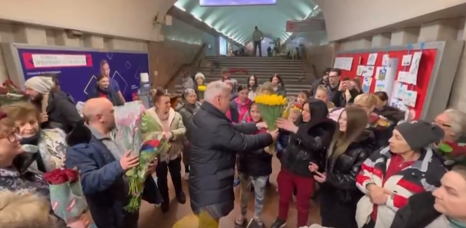 В честь 8 марта мэр Харькова подарил женщинам, прячущимся от бомбежек в метро, цветы (видео)
