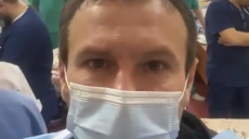 Святослав Вакарчук выложил видео из запорожской больницы, где находятся раненые дети из Мариуполя (видео)