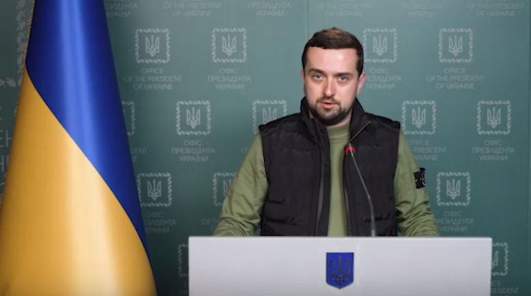В Харьковской области латают ямы на дорогах, а также восстанавливают газо и электроснабжение