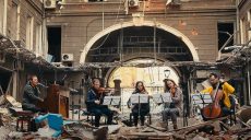 Группа «Океан Ельзи» представила клип на песню «Обійми», снятый во дворе разрушенного Дворца труда в Харькове