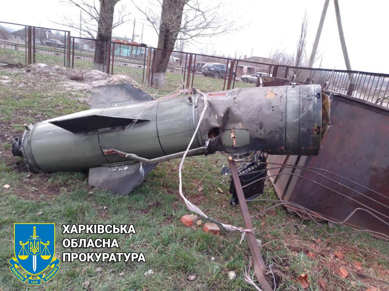 Из-за утреннего обстрела Барвенково повреждены жилые дома, автомобили и сельхозтехника (фото)