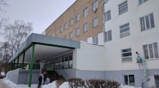 Во время обстрела жилого микрорайона Харькова пострадала городская поликлиника