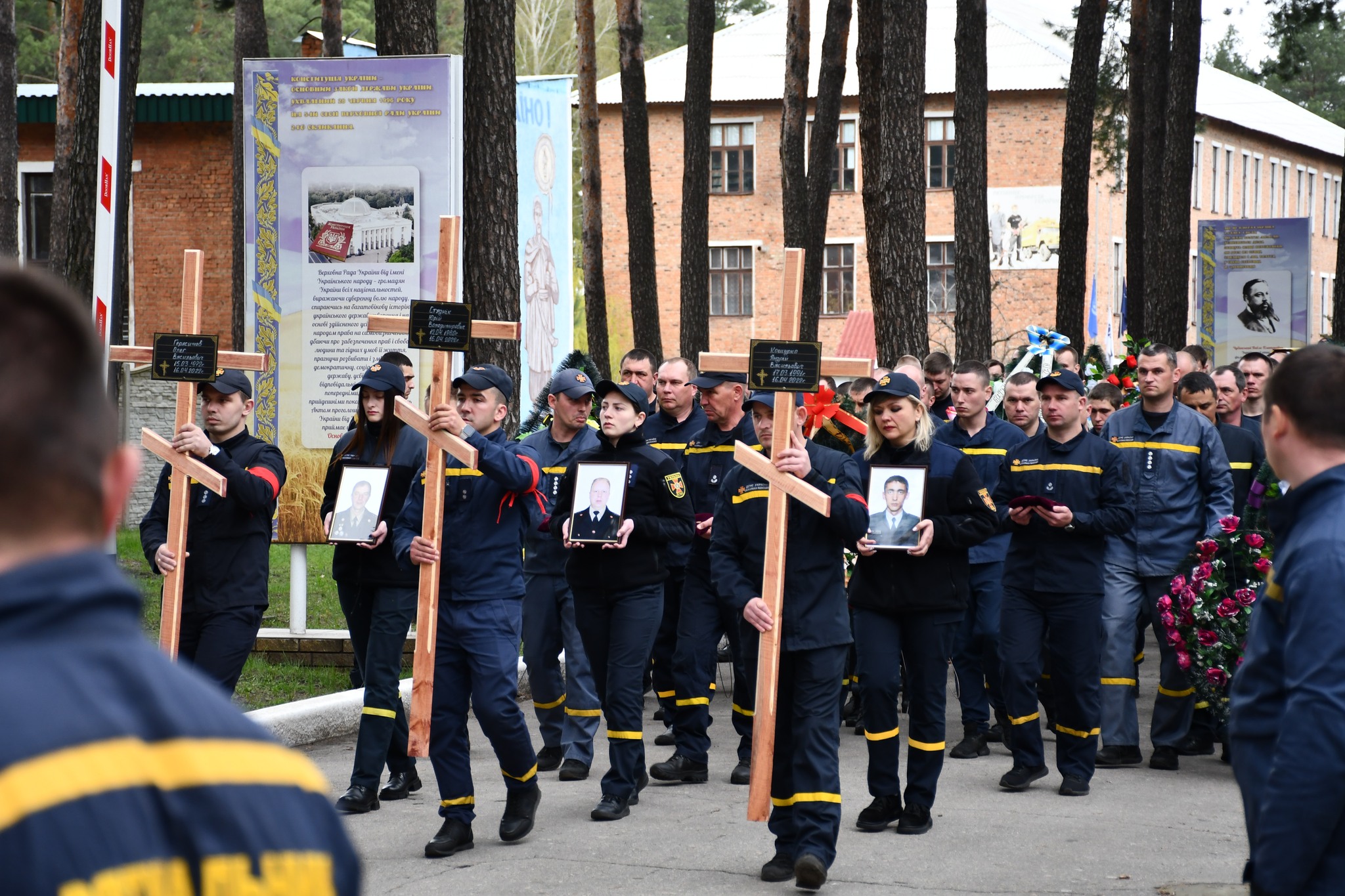На Харьковщине прощаются с погибшими сотрудниками ГСЧС