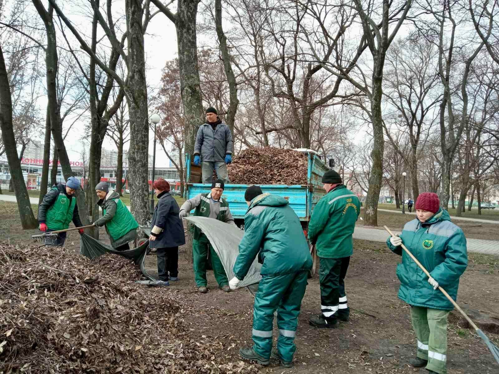 В Харькове вывозят листья