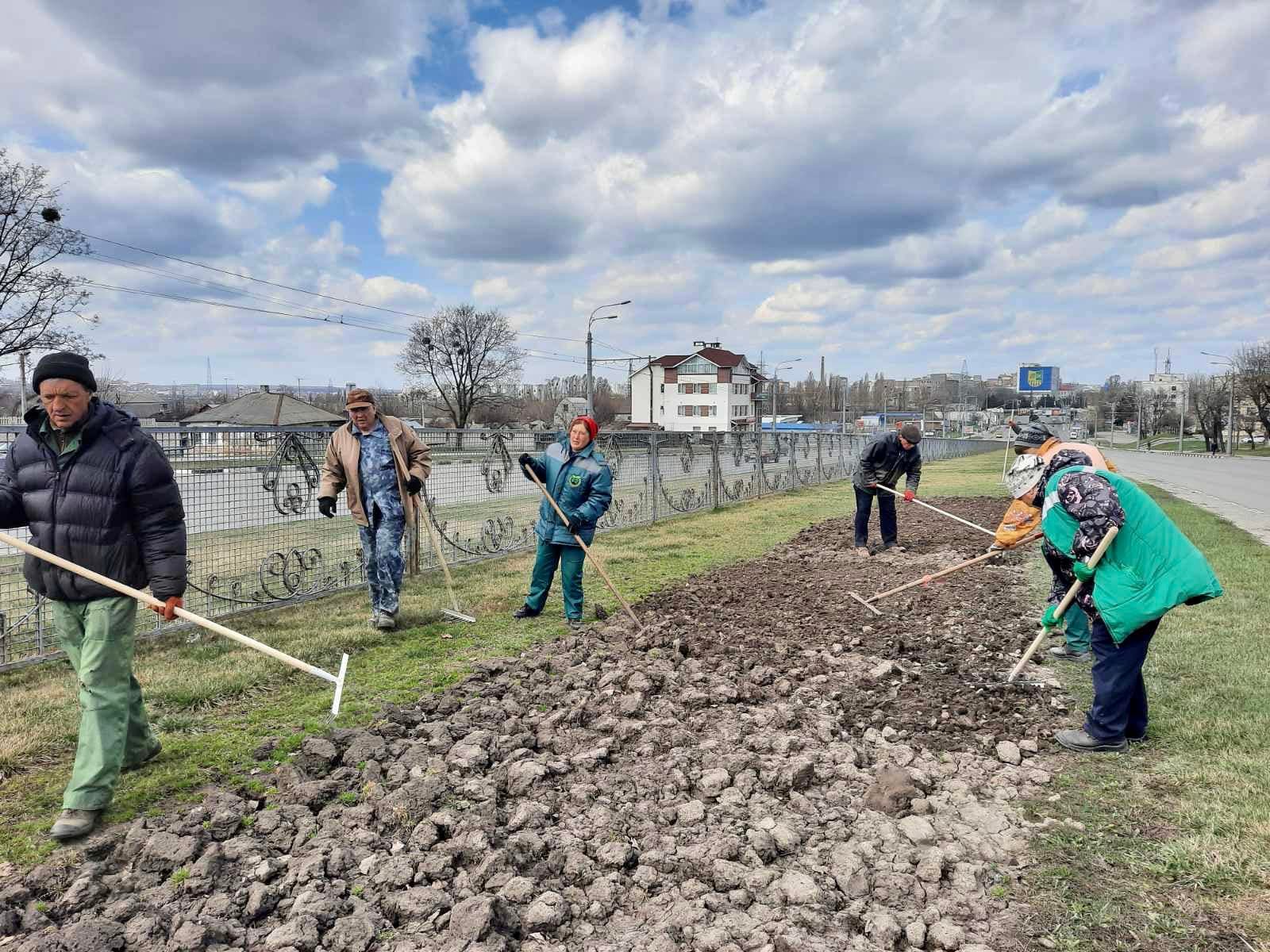 В Харькове разбивают места под клумбы и убирают в парках (фото)