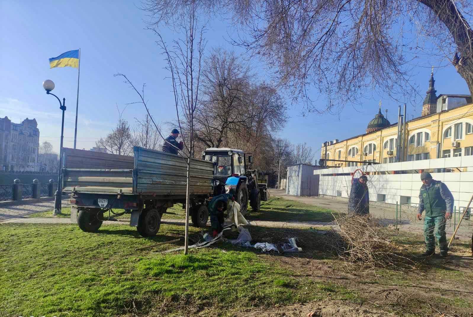 Харьковзеленстрой убирает в Харькове