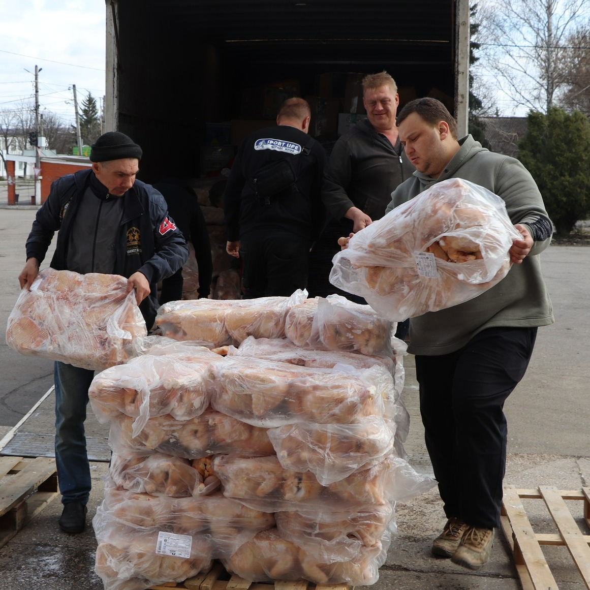 Минимум три человека погибли и семеро получили ранения в результате обстрела Дергачей
