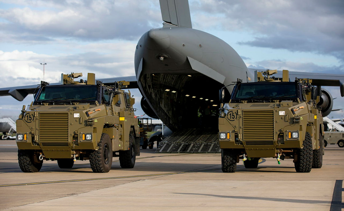 Австралия передала Украине 20 бронетранспортеров Bushmaster (фото)