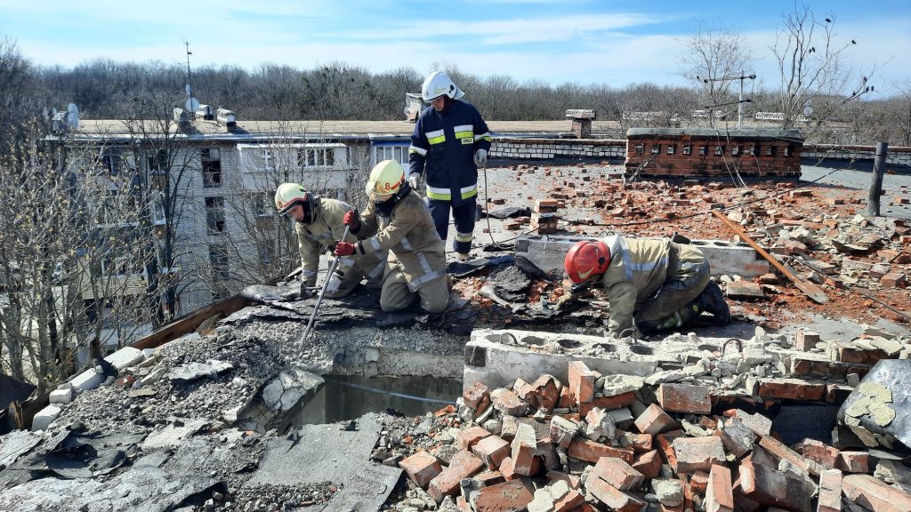 В Харькове горел ТРЦ и ракетным ударом разрушена пятиэтажка (фото)