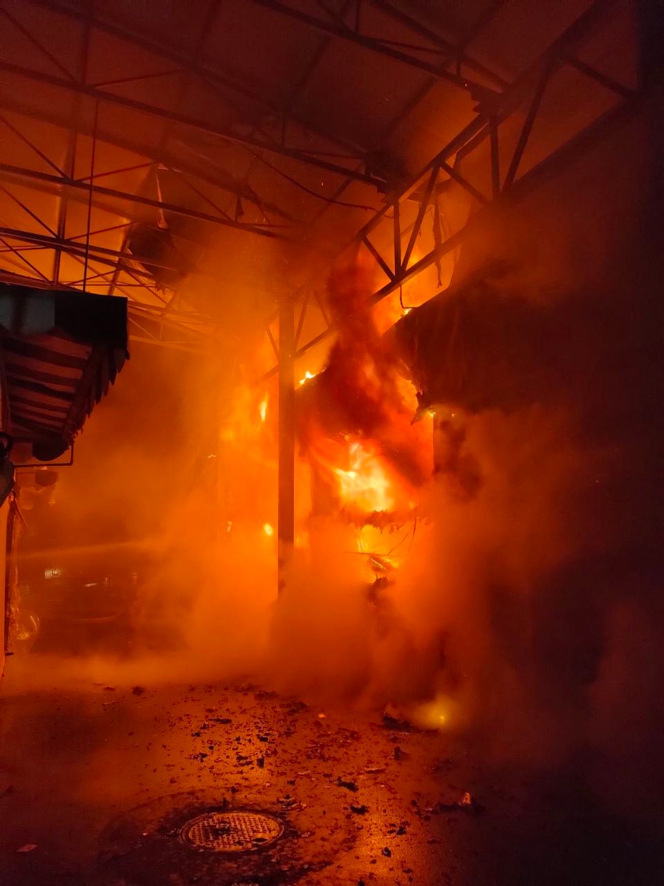 Пожар после обстрела в Харькове