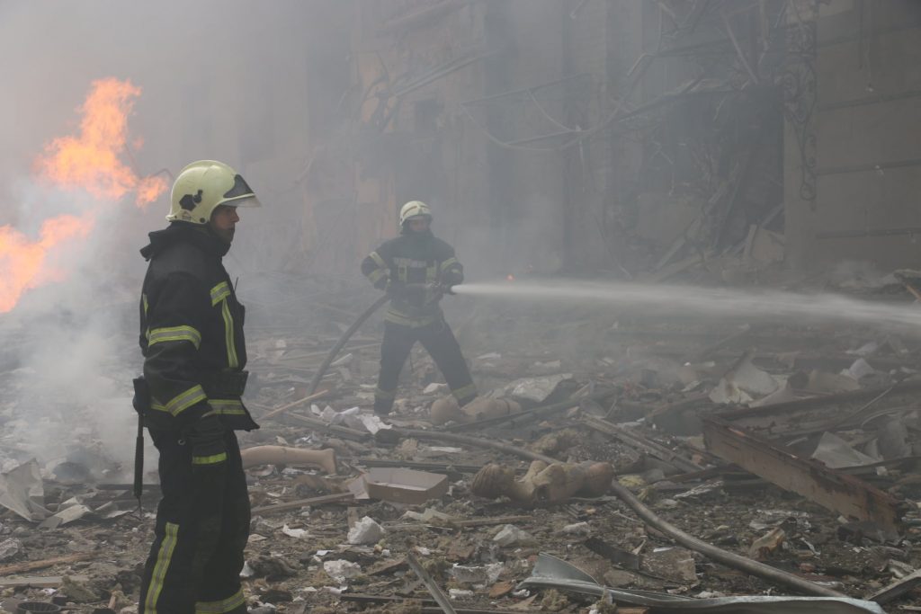 Харьковские спасатели ликвидировали масштабный пожар в админздании после обстрела (фото, видео)