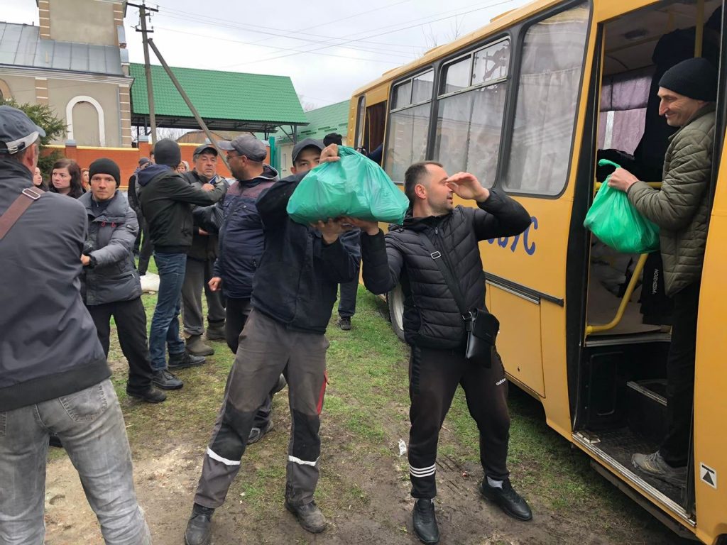 В Первомайском переселенцам предлагают отрабатывать «гуманитарку» на общественных работах (видео)