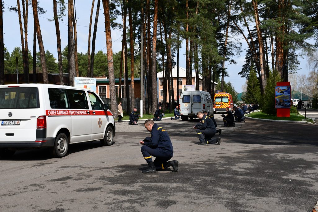 На Харьковщине попрощались с тремя саперами, погибшими во время разминирования российских снарядов