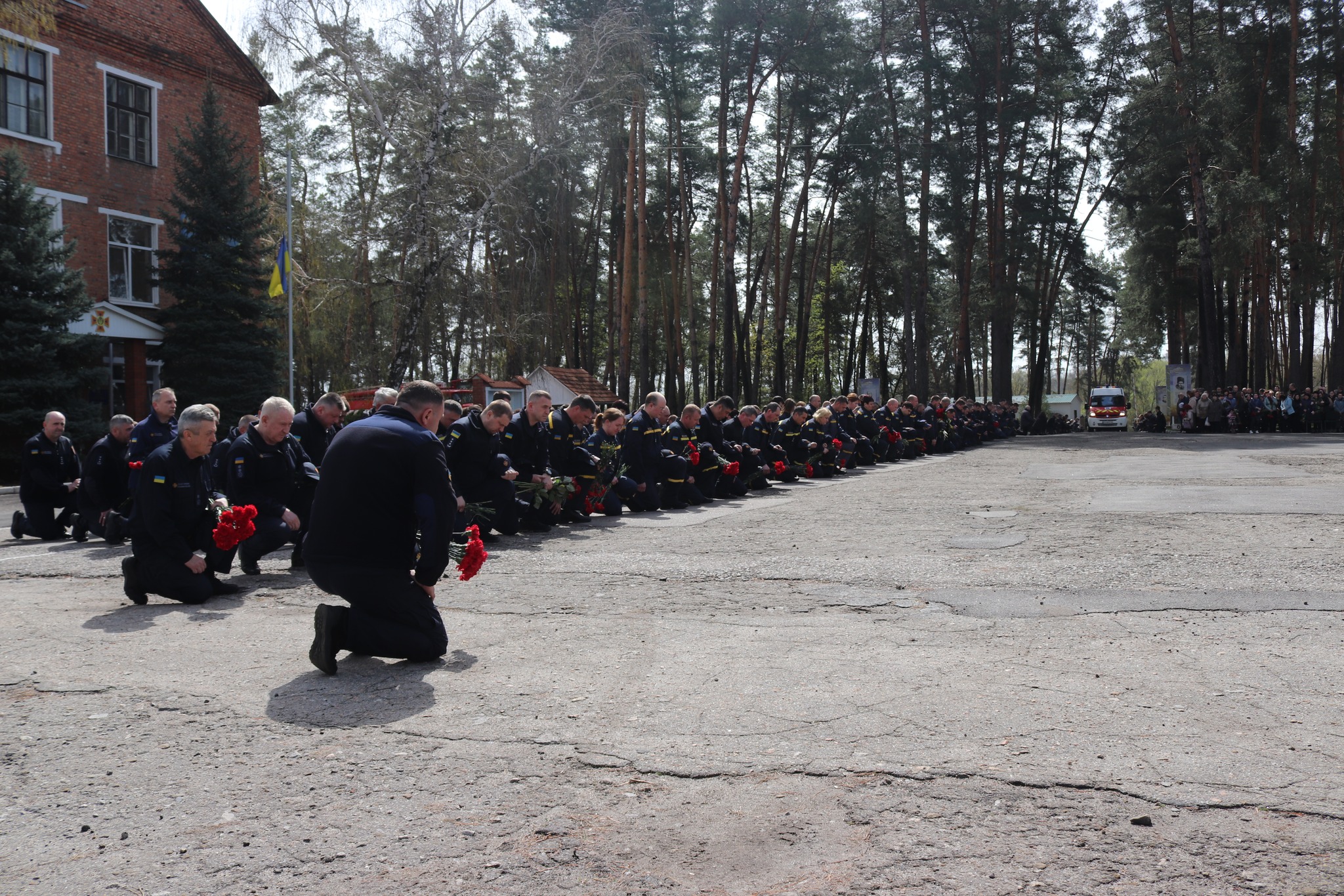 В Харькове спасатели прощаются с погибшими сослуживцами
