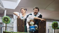 «Принцессы бывают разные». Харьковский театр кукол сыграл свой первый спектакль в метро (фоторепортаж)