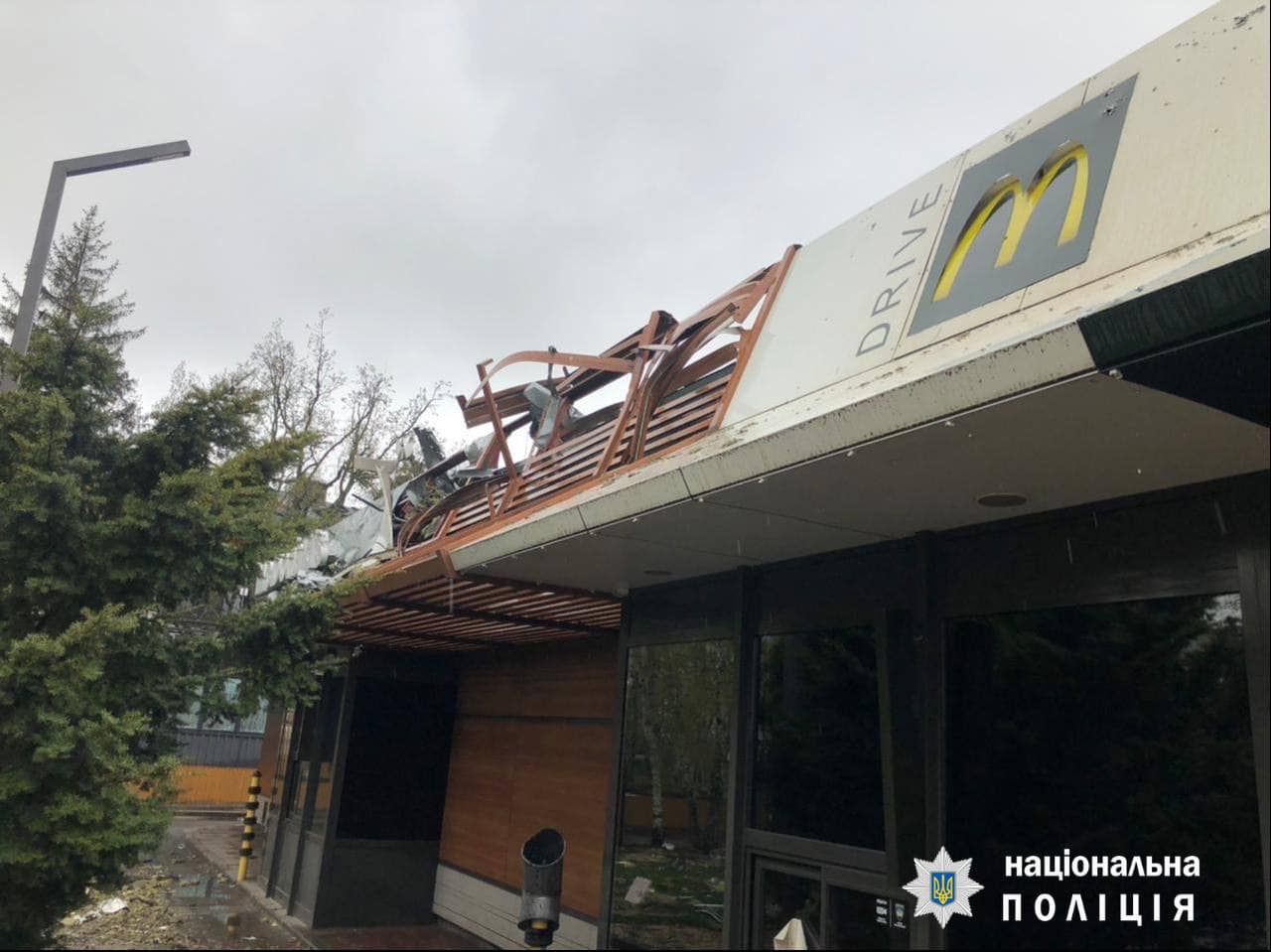 Российские оккупанты обстреляли McDonald’s в Харькове