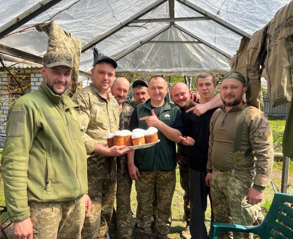 Воины ВСУ на Харьковщине пекут паски (фото)
