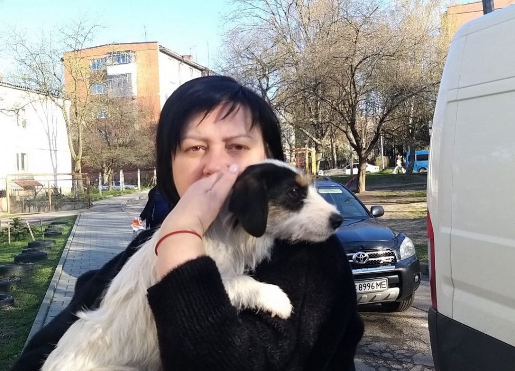 Жительница Львова, чей сын воюет за независимость Украины в Харьковской области, приютила собаку из Дергачей