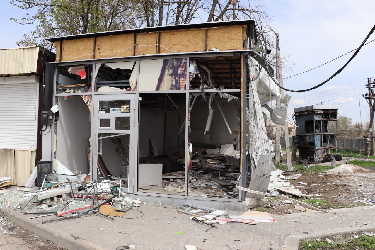 Останки магазина в Дергачах после российского обстрела