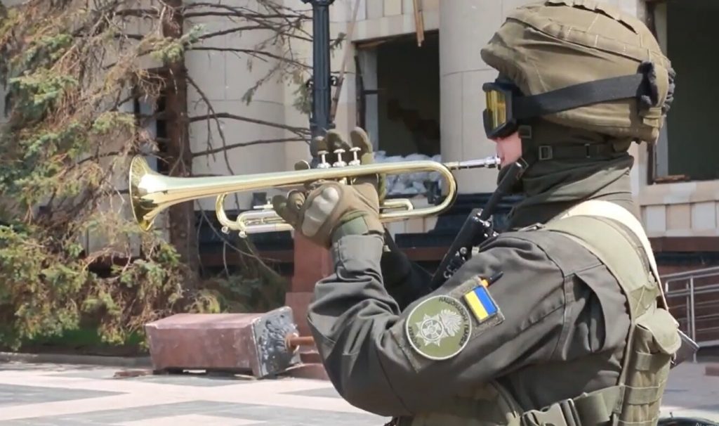 Нацгвардеец сыграл гимн Украины возле разрушенного здания Харьковской ОВА (видео)