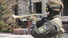 Нацгвардеец сыграл гимн Украины возле разрушенного здания Харьковской ОВА (видео)